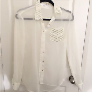💥Gorgeous flowy button up top with stud details💥